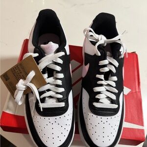 Nike Low-Top Sneakers in Black, White & Light Pink Accent
